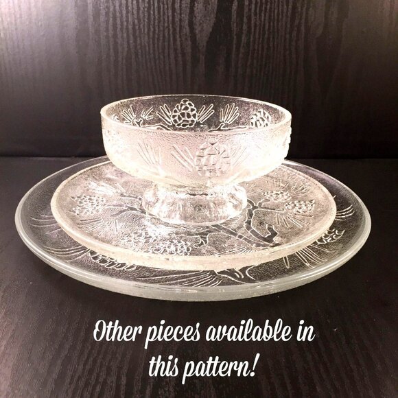 2 Tiara Ponderosa Pine Individual Small Luncheon 8" Plates PineCone Clear Embos - Picture 5 of 5